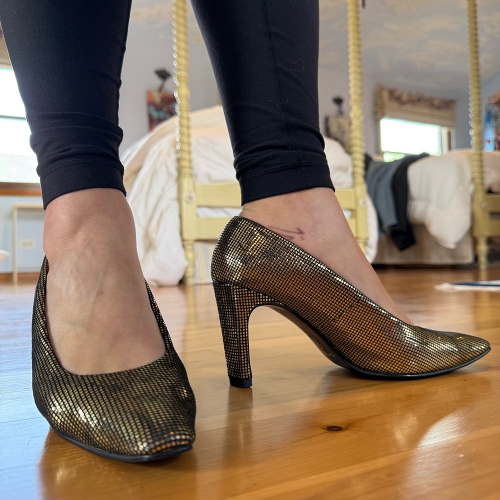 Vintage Nina Women’s Heels Size 8M Shoes Black and Gold Retro Closed Toe Heel